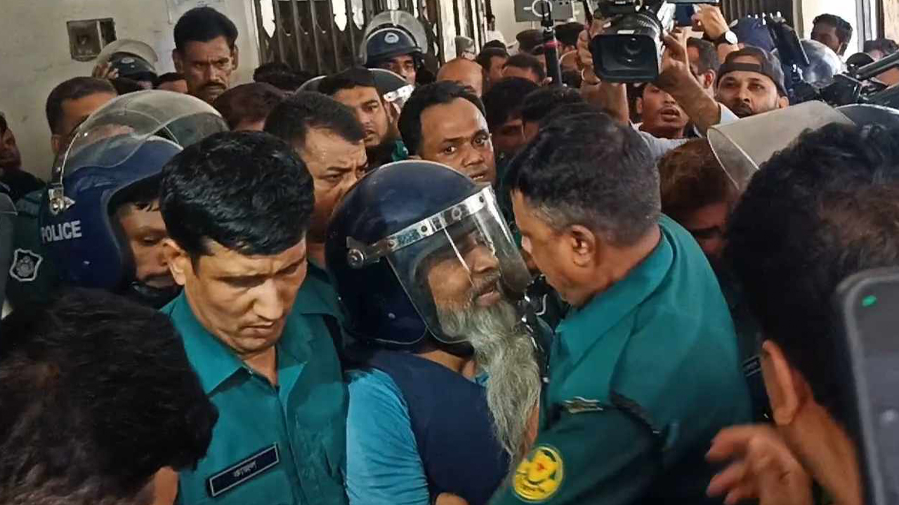 সুব্রত বাইনকে দেখে আদালতে অন্য আসামিদের ‘জয় বাংলা’ স্লোগান